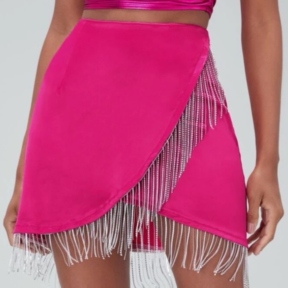 This is a medium hot pink fringe skirt. Worn once nothing wrong with it :)